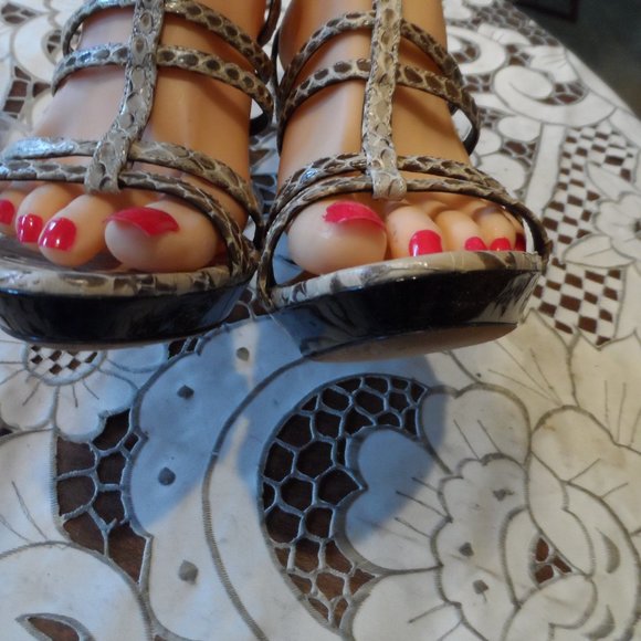 Burberry Cream/Taupe Elaphe Leather T Strap Heels Size 38B - Picture 7 of 16